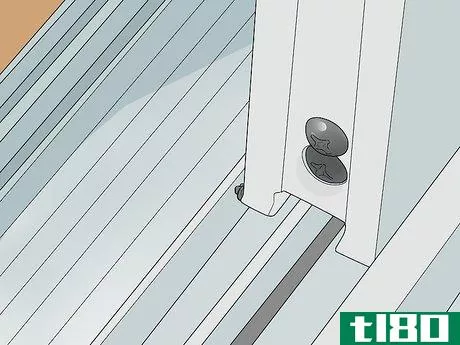 如何调整推拉玻璃门的滚轮(adjust sliding glass door rollers)