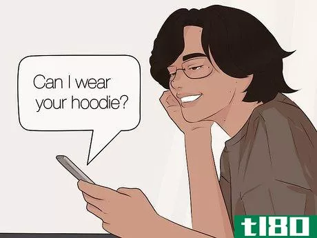 如何通过短信向你的男朋友要他的连帽衫(ask your boyfriend for his hoodie over text)