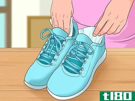 Image titled Eliminate Odor from Smelly Shoes Step 6