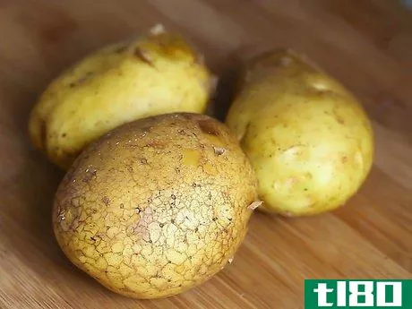 如何用微波炉烘烤土豆(bake a potato in the microwave)
