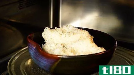 如何煮什里拉查炒饭(cook sriracha fried rice)
