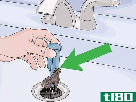如何清洁浴室的水槽和排水沟(clean a bathroom sink drain)