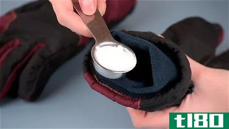 3种简单有效的清洁脏滑雪手套的方法