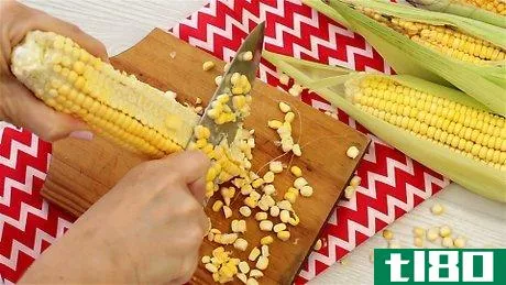 如何在玉米棒上切玉米（不要弄得乱七八糟）(cut corn on the cob (without making a mess))