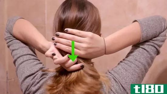 如何创建一个用丝带包裹的马尾辫(create a ribbon wrapped ponytail)
