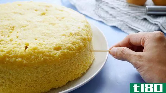 如何把蛋糕层切成两半(cut a cake layer in half)