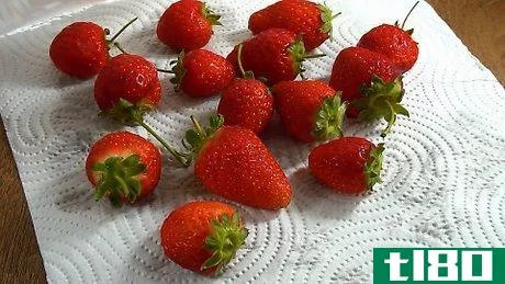 如何装饰巧克力覆盖的草莓(decorate chocolate covered strawberries)