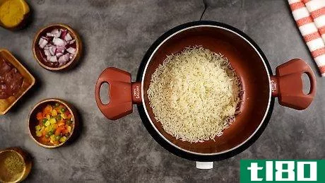 如何烹饪尼日利亚炒饭(cook nigerian fried rice)