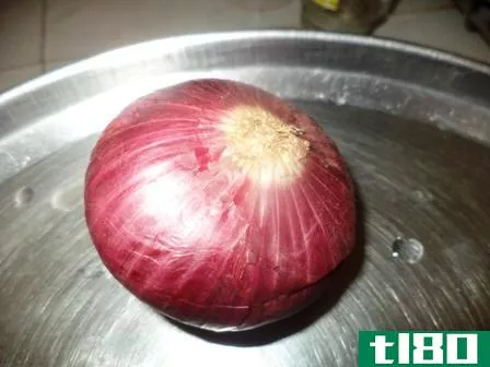 如何用蔬菜切碎器切碎洋葱(chop onion with a vegetable chopper)