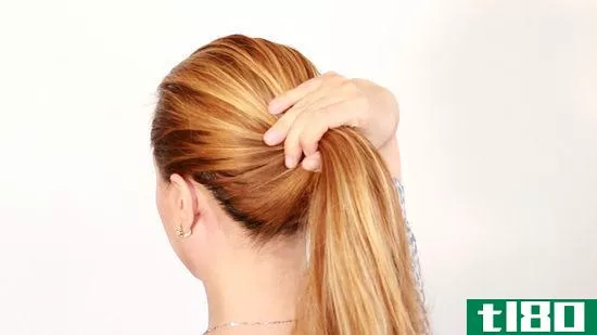 如何做一个由内而外的马尾辫(do an inside out ponytail)