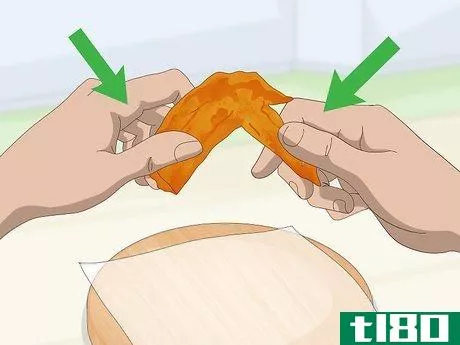 Image titled Eat Chicken Wings Step 1