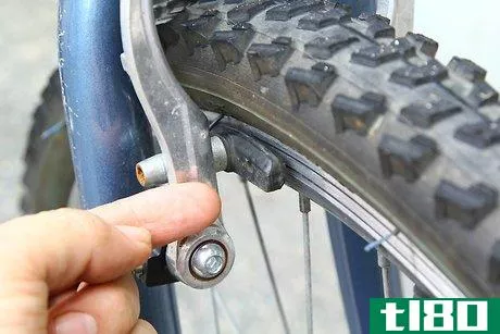 如何在自行车上安装刹车(fix brakes on a bike)