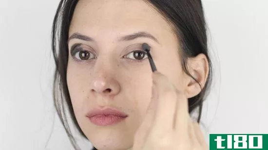 如何做黑眼妆吗(do black eye makeup)