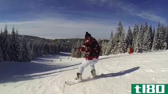 如何滑雪板转弯(do a snowboard turn)
