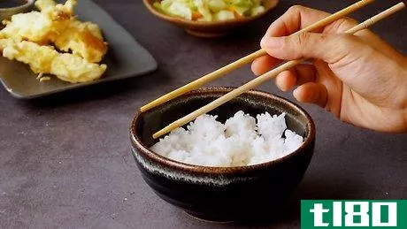 如何用筷子吃米饭(eat rice with chopsticks)