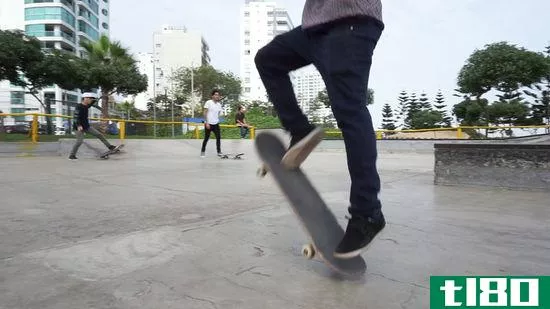 如何在滑板上进行360度翻转(execute a 360 flip on a skateboard)