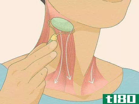 你应该摇你的脖子吗？如何使用压脸辊来减少颈部浮肿和舒缓皮肤