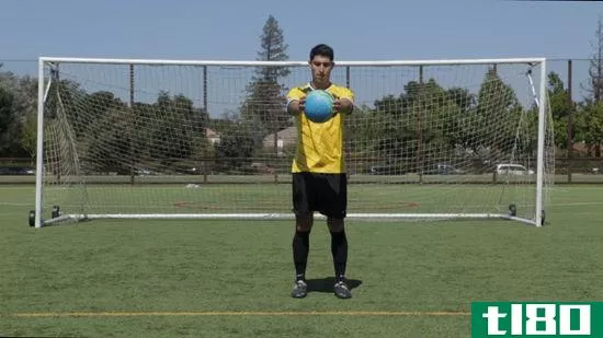 如何玩足球杂耍(juggle a soccer ball)