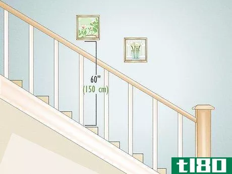 如何把画挂在楼梯上(hang pictures over a staircase)