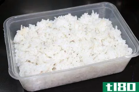 如何用剩饭做简单的炒饭(make easy fried rice using leftover rice)