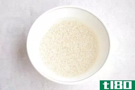 如何做菲尼（米饭和牛奶盘）(make phirni (a rice and milk dish))