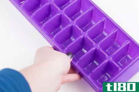 如何用冰盘做冰块(make ice cubes with an ice tray)