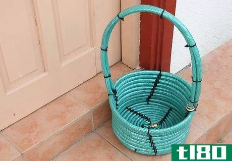 如何用花园的软管做一个篮子(make a basket from a garden hose)