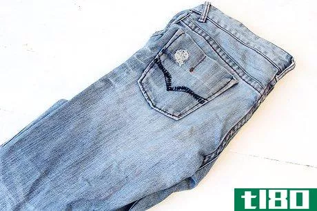 如何打造90年代风格的破膝盖牛仔裤(make 90s grunge inspired knee ripped jeans)