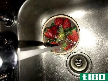 如何制作含酒精的巧克力草莓(make alcohol‐infused chocolate‐covered strawberries)