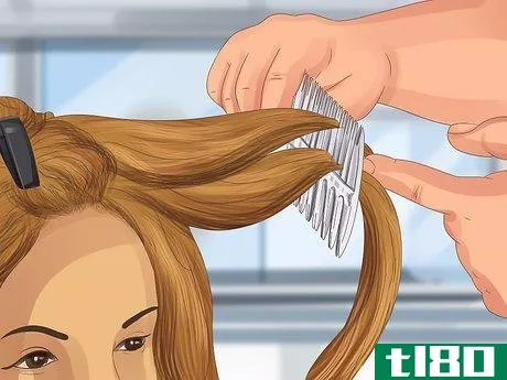 Image titled Apply Highlight and Lowlight Foils to Hair Step 11
