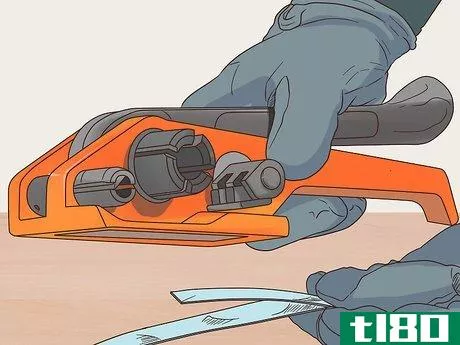 Image titled Use a Uline Strapping Tool Step 2