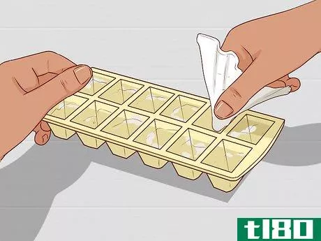 Image titled Clean and Disinfect Ice Trays Step 4
