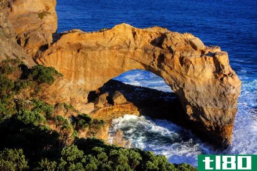 Australia's London Bridge sea arch collapsed in 1990.