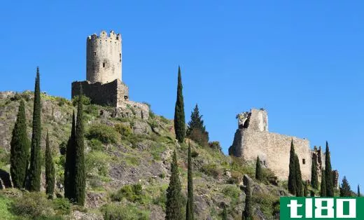 Medieval castles were usually built on promontories, as elevated heights give defenders advantages against assaults.