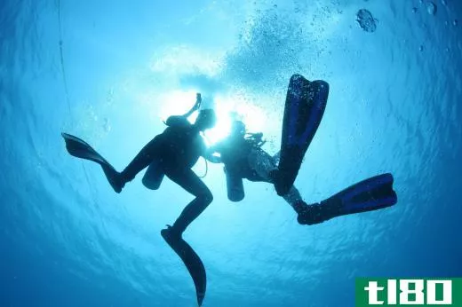 Divers use various mixtures of breathable gas, including ones that contain oxygen and helium, when they explore the seas.