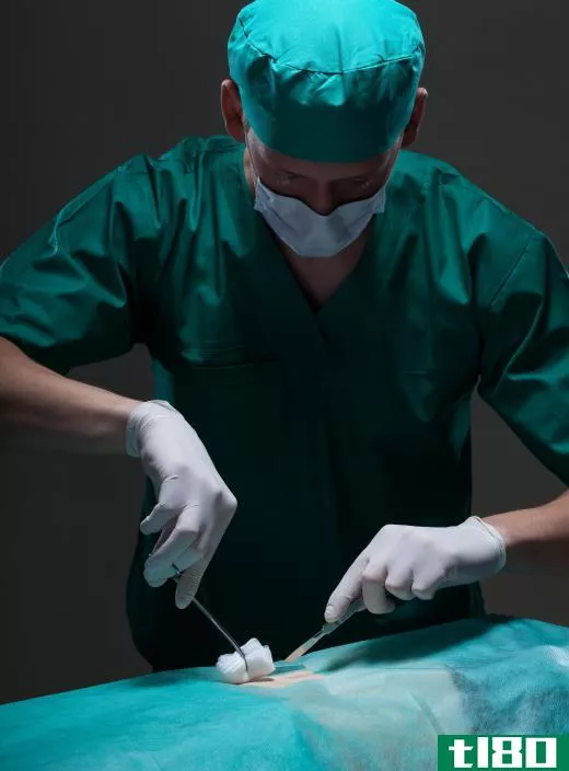 Surgeons commonly use scalpels and surgical knives that are made of obsidian.