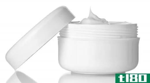 Hyaluronic acid cream inhanced with moisturizer helps to reduce the appearance of facial wrinkles.