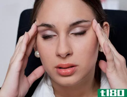 Headache sufferers can use herbal or cold-pack masks to encourage muscles around the head and neck to relax.