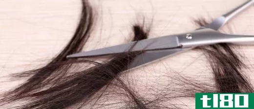 Regularly clipping away dead ends may help promote hair growth.