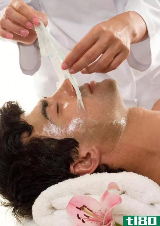 Chemical peels are performed by doctors or aesthetic technicians.