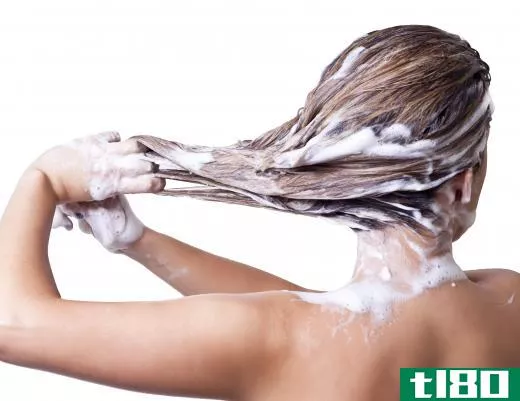 A balancing shampoo removes oil and delivers moisture to areas of the scalp where it is most needed.