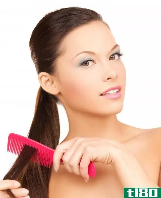 Using a wide tooth comb or the fingers to remove tangles can help minimize damage and resulting frizziness.