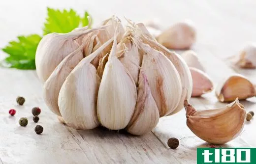 Garlic is rich in selenium.