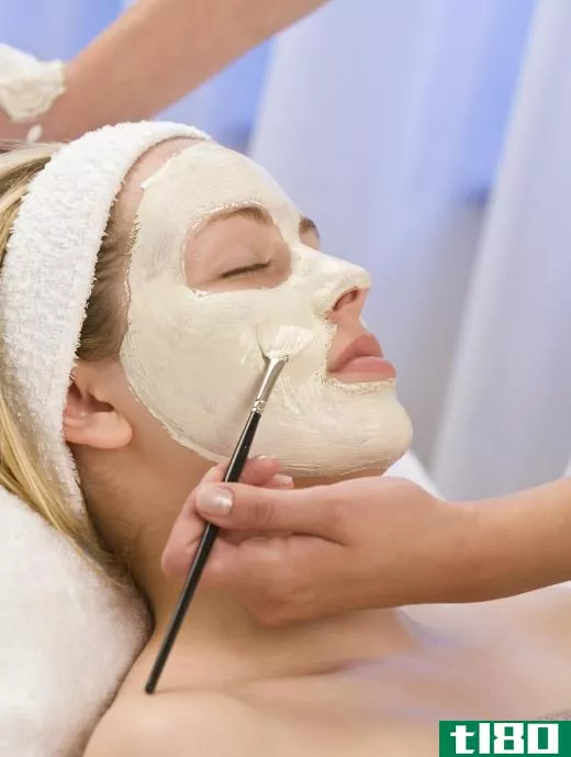 Clay face masks can be applied to help tighten skin and reduce the size of pores.