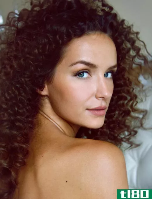 People who have thick, curly hair can use styling products and techniques to give the appearance of thinner hair.