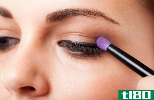 Sharing make-up applicators with other people may spread bacteria and irritate eyelids.