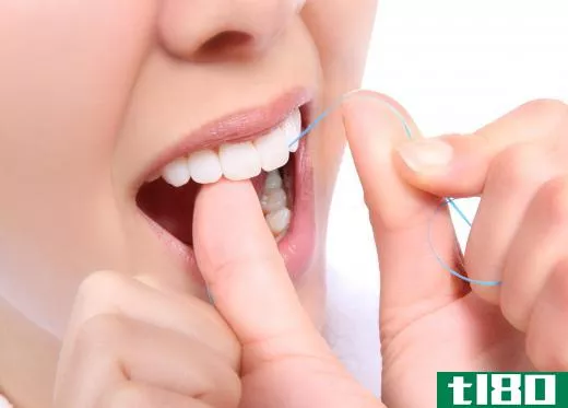 Expanding floss grows thicker when it comes into contact with moisture.