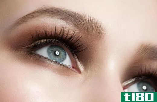 Some types of mascara contain conditioners that are designed to help eyelashes appear longer and more thick.