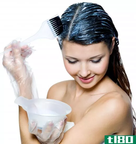 Demi-permanent hair dyes do not contain ammonia, unlike permanent hair dyes.