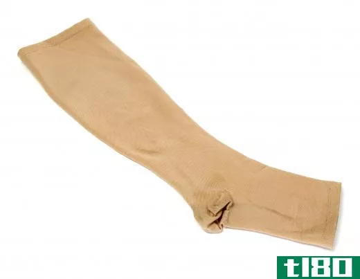 Compression garments can be used in combination with horse chestnut cream to treat leg swelling.